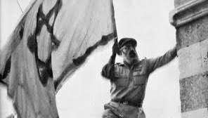 Rabí Goren penjant una bandera d'Israel